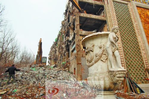 城東路下穿隧道動(dòng)工，建筑垃圾占據(jù)了人行道。