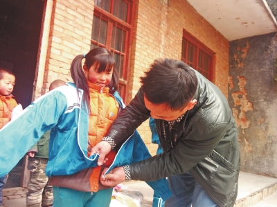 新鄉(xiāng)“老兵車(chē)隊(duì)”空降山區(qū) 給孩子們送溫暖