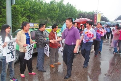 專案組押解嫌疑人回洛，的哥的姐自發(fā)前來迎接。