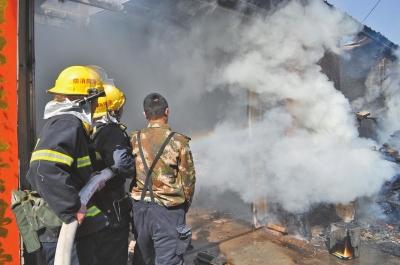 火勢兇猛，濃煙滾滾，消防官兵正在奮力救火。