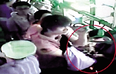 一名小偷拉開了乘客李女士的包，并在包里摸了足足3分多鐘。最終，李女士被偷了2.4萬多元錢?！?翻拍視