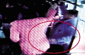 一小偷把手伸到乘客衣兜內(nèi)行竊時的瞬間。(翻拍視頻)