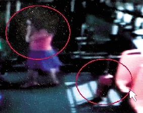 去年10月份的一天，一名女乘客打著電話下了車，包丟在了車上。(翻拍視頻)