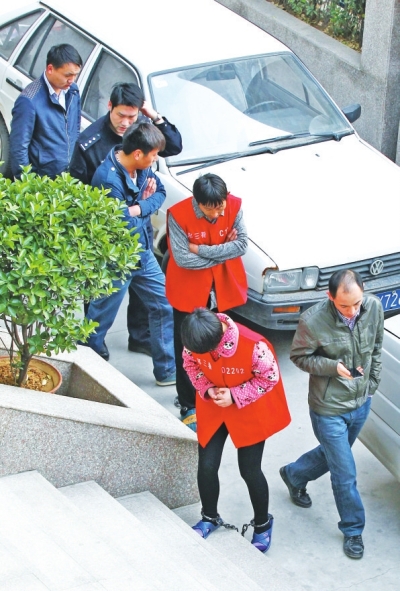 制造胡噴鬧劇的始作俑者——一家裝飾公司的4名負(fù)責(zé)人與其雇用的兩名“胡噴”被刑拘。