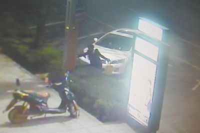 監(jiān)控視頻顯示，一名女子正在往路燈桿和路牌燈箱上噴涂。