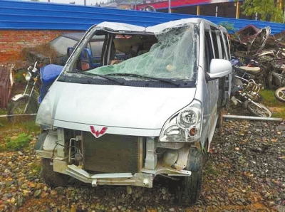 被打撈上岸的面包車(chē)