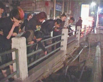 圍觀群眾感嘆橋那么高，被扔下橋的劉先生真是“萬幸”。