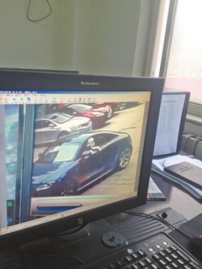 監(jiān)控錄像顯示，肇事車(chē)駕駛室內(nèi)有狗頭探出窗外。