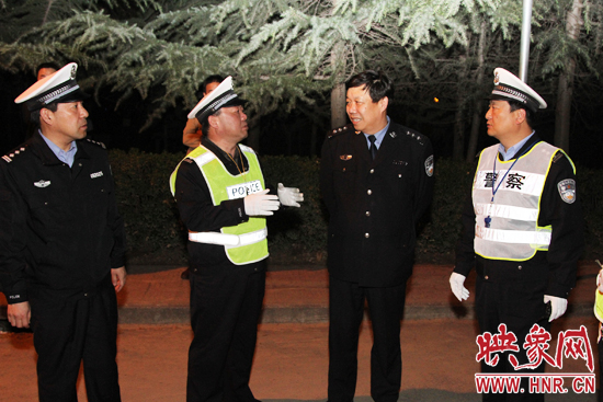 該支隊支隊長石軍(左二)、政委周西漢（左一）在向省總隊督導(dǎo)組匯報整治酒駕時的情景。