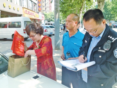 失主在清點(diǎn)、認(rèn)領(lǐng)失物。