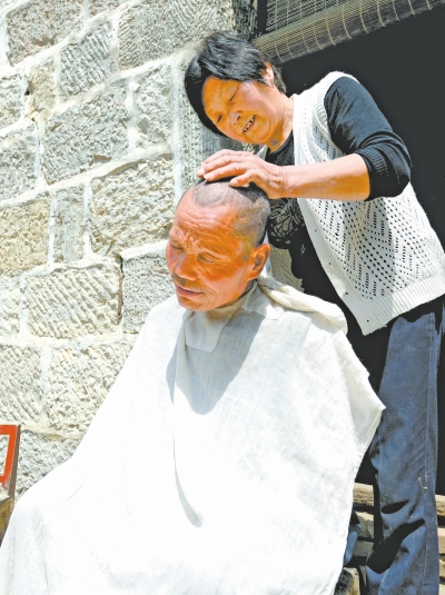 為了照顧兩個小叔，馬英專門學會了理發(fā)。