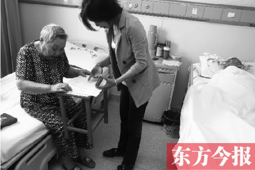 昨日，鄭大五附院二號(hào)樓住院部，馬老太寫(xiě)下委托書(shū)，并簽字摁指印委托女兒代理為昏迷老伴解鎖取錢(qián)