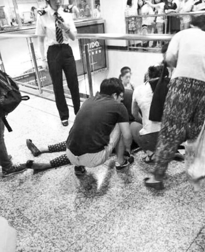 男子繼母被捅傷后跑到站內(nèi)，倒在了地上（圖片來自網(wǎng)絡(luò)）。