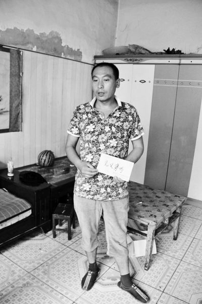 采建新拿的信封里，是南京警方送來的獎金。