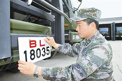 駐京某部上士高振超正在認(rèn)真更換新式軍車號牌?！　　”緢笥浾摺∫『綌z