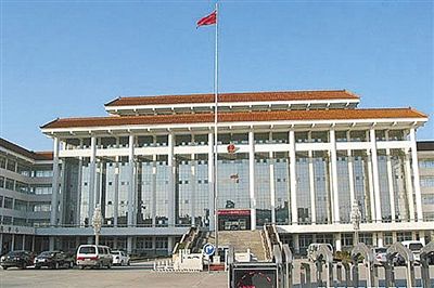 濮陽縣違規(guī)、超標修建的縣委、縣政府辦公樓。新華社發(fā)發(fā)布