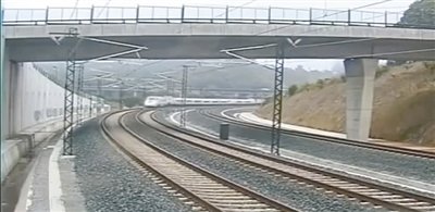 時速190公里的列車通過一個限速80公里的急轉(zhuǎn)彎。