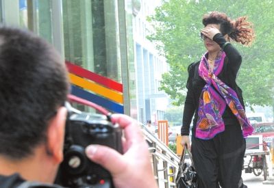 7月22日李某某輪奸案庭前會議，夢鴿擋臉小跑進法院。資料圖片京華時報記者蒲東峰攝