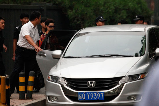 夢鴿在數(shù)十名警察和便衣護(hù)衛(wèi)下徑直上了私家車 夢鴿在數(shù)十名警察和便衣護(hù)衛(wèi)下徑直上了私家車