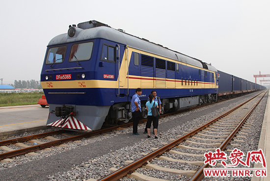 等待出發(fā)的第二班鄭歐國際貨運專列 等待出發(fā)的第二班鄭歐國際貨運專列