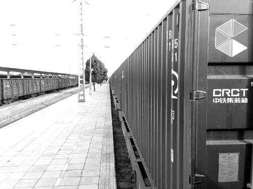 此次班列跟車工作人員@就著米飯吃面條發(fā)微博說：一路走來，每個?？空镜墓ぷ魅藛T都在夸我們的集裝箱。