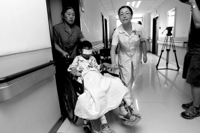 昨天，斌斌被推出病房，準(zhǔn)備換藥。記者 譚青/攝