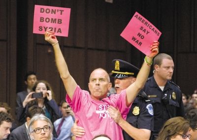 3日，美參議院外委會舉行敘利亞問題聽證會，民眾在現(xiàn)場示威，抗議美國軍事干預(yù)敘利亞。