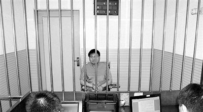 警方審訊犯罪嫌疑人“秦火火”。