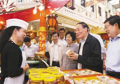 9月6日，王岐山在天津南市食品街調(diào)研，在月餅柜臺前，詢問中央關(guān)于中秋國慶嚴(yán)禁公款送禮的規(guī)定發(fā)布后的銷售情況。新華社記者 李學(xué)仁 攝
