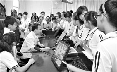 2013年5月30日，結(jié)合當(dāng)前國內(nèi)民眾普遍關(guān)注的“校長開房”、“強(qiáng)奸猥褻”等事件，廣西上思縣人民法院邀請中小學(xué)生到法院觀摩案件的庭審，提高他們的守法、維權(quán)意識。圖/IC