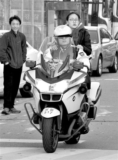 7日，首爾，警察將一名考生送抵考場(chǎng)。新華社發(fā)