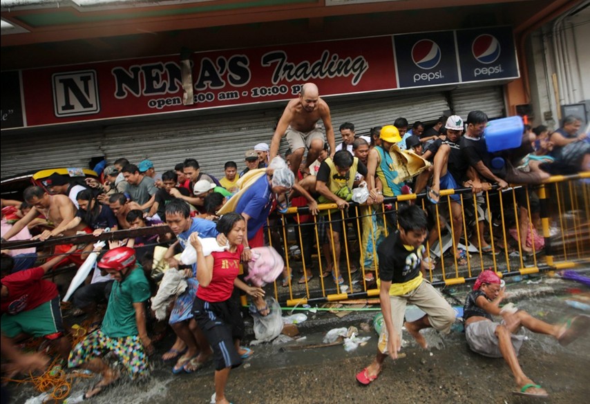 當(dāng)?shù)貢r間11月10日，強(qiáng)臺風(fēng)“海燕”襲擊菲律賓塔克洛班后，當(dāng)?shù)鼐用裣唇偕痰?，哄搶物資。