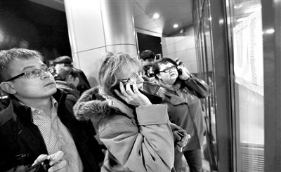 11月17日，俄羅斯喀山機(jī)場(chǎng)，一些人在查看航站樓上貼著的遇難者名單，他們可能是遇難者的親屬。