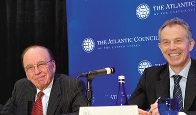 2008年，布萊爾與默多克在美國參加一國際會議。