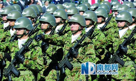 10月27日，日本自衛(wèi)隊(duì)舉行閱兵儀式