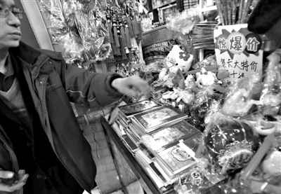 12月27日，世紀天鼎購物廣場的一位商戶表示，今年的賀卡明顯沒有前幾年好賣。新京報記者 王貴彬 攝