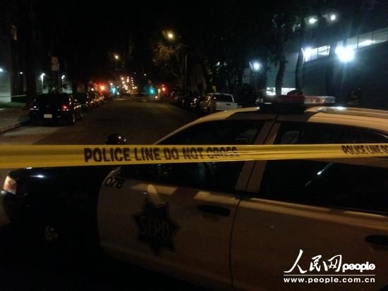 縱火案件發(fā)生在1月1日晚9時25分，舊金山當(dāng)?shù)鼐胶拖绬T幾分鐘內(nèi)趕到事故現(xiàn)場，并迅速撲滅了火情。記者1日晚趕到現(xiàn)場時，領(lǐng)館正門所在區(qū)域已經(jīng)被警察封鎖。