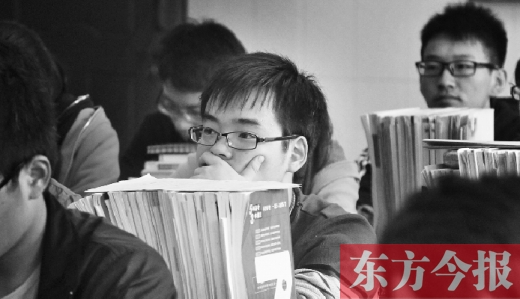 鄭州一所學(xué)校的高三學(xué)生正在認真聽課