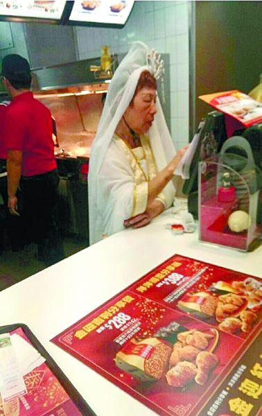 麥當(dāng)勞也挺拼的！店員化身觀音為顧客點餐