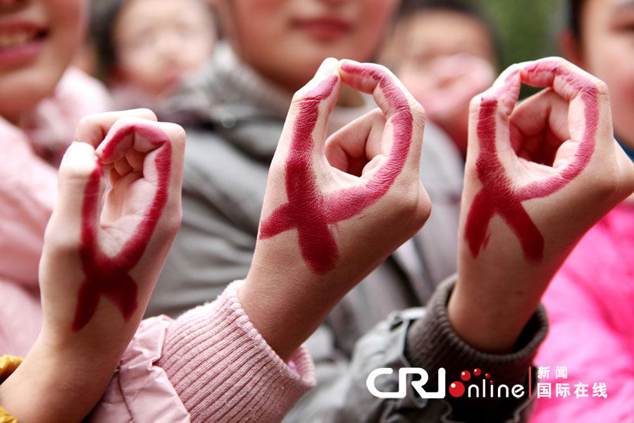 傳遞愛的紅絲帶 各地行動助力“零艾滋” 傳遞愛的紅絲帶 各地行動助力“零艾滋”