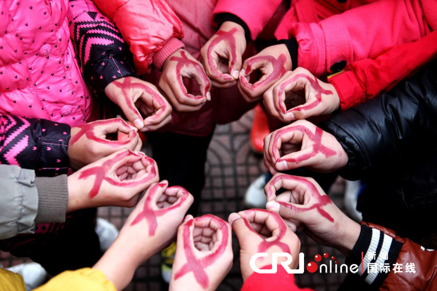 傳遞愛的紅絲帶 各地行動助力“零艾滋” 傳遞愛的紅絲帶 各地行動助力“零艾滋”