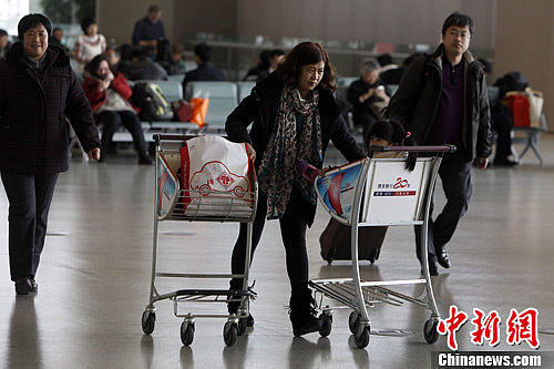  今日，為期40天的2013年全國(guó)春運(yùn)正式啟動(dòng)。據(jù)交通運(yùn)輸部預(yù)計(jì)，今年春運(yùn)期間全國(guó)道路的旅客運(yùn)輸量預(yù)計(jì)為31億人次，平均每天運(yùn)送旅客大概為7741萬人次，與去年同期相比大概增長(zhǎng)9%。中新社發(fā) 湯彥俊 攝　