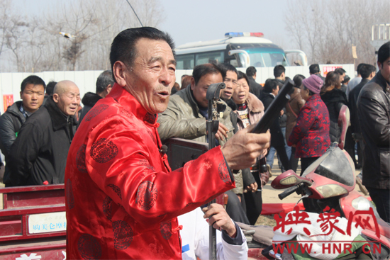 寶豐馬街書會獲世界紀(jì)錄認(rèn)證 民間藝人相聚“斗藝” 寶豐馬街書會獲世界紀(jì)錄認(rèn)證 民間藝人相聚“斗藝”