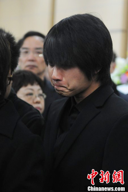 韓寒到場痛哭流淚。