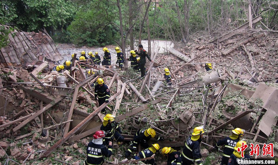 圖為南京消防隊員在現(xiàn)場搜救。中新社發(fā) 梅亮 攝