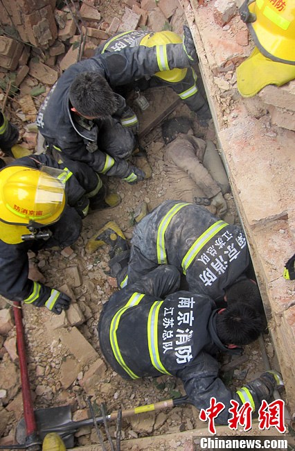 圖為南京消防隊員找到被埋工人。中新社發(fā) 梅亮 攝