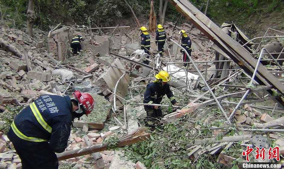 圖為南京消防隊員在現(xiàn)場搜救。中新社發(fā) 梅亮 攝