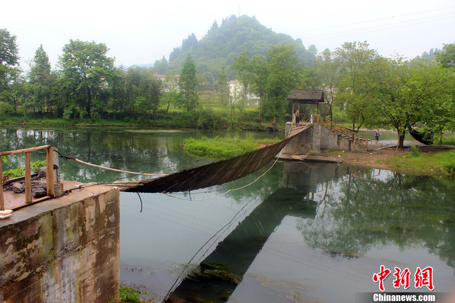 5月1日晚9點10分左右，湖南省鳳凰縣沱江鎮(zhèn)棉寨村距縣城3公里處桃花島篝火晚會散場時，游客經(jīng)過近水