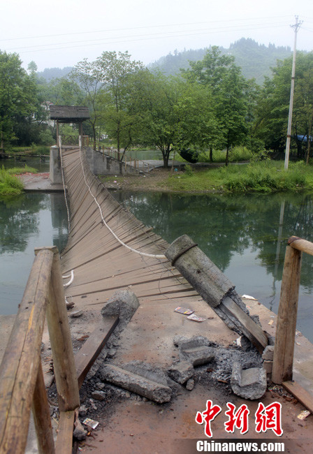 5月1日晚9點10分左右，湖南省鳳凰縣沱江鎮(zhèn)棉寨村距縣城3公里處桃花島篝火晚會散場時，游客經(jīng)過近水