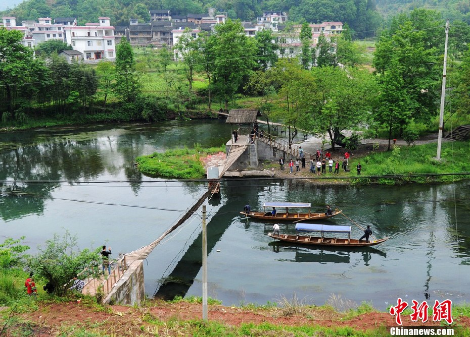 5月2日，鳳凰縣搜尋人員仍在沱江下游搜尋。
